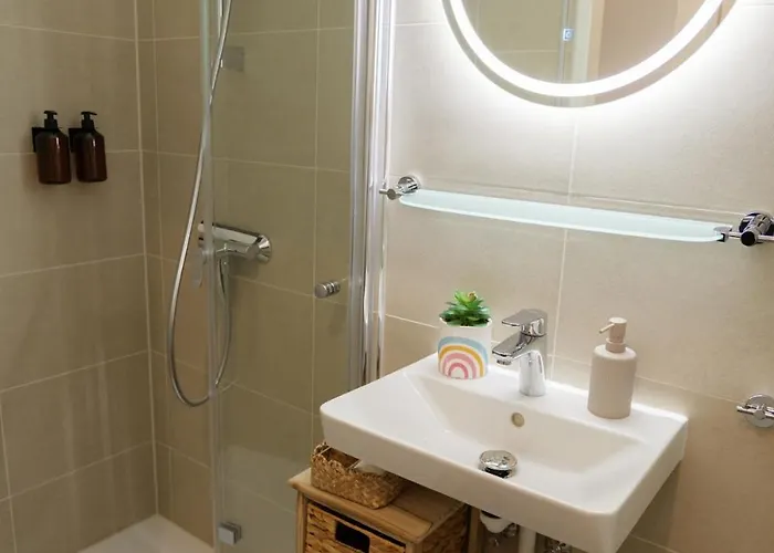 2ac Urban Haven 50m2 Near Metro Apartment *